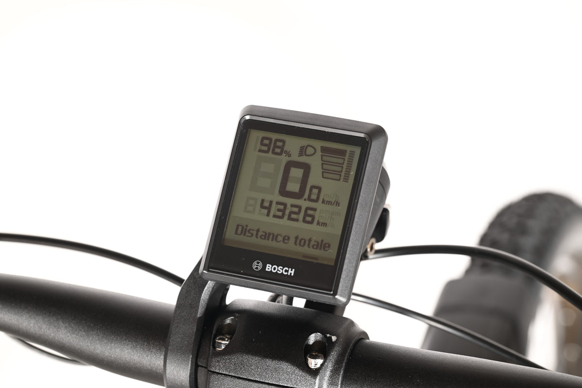 Écran de contrôle Bosch sur le guidon du vélo électrique Loop Sports Focus Aventura 6.7 affichant 4326 km