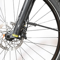 Gros plan sur la roue avant et le frein à disque hydraulique du vélo électrique Focus Aventura 6.8 de Loop Sports