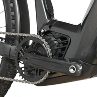 Gros plan sur le moteur électrique et le pédalier noir du vélo électrique Focus Aventura 6.7 de Loop Sports