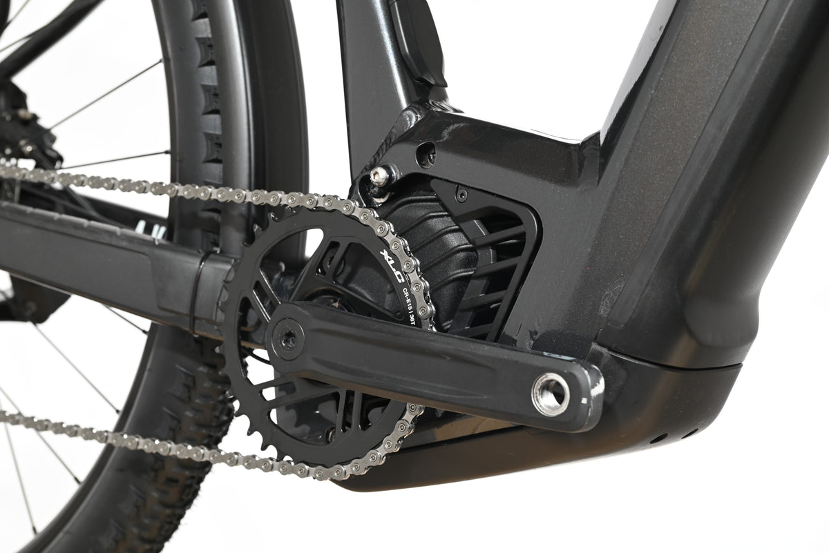 Gros plan sur le moteur électrique et le pédalier noir du vélo électrique Focus Aventura 6.7 de Loop Sports