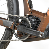 Gros plan sur le moteur et le pédalier du vélo électrique Loop Sports Focus Aventura 6.8 de couleur marron