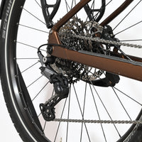 Gros plan sur la transmission Shimano Deore et la roue arrière du vélo électrique Focus Aventura 6.8 chez Loop Sports