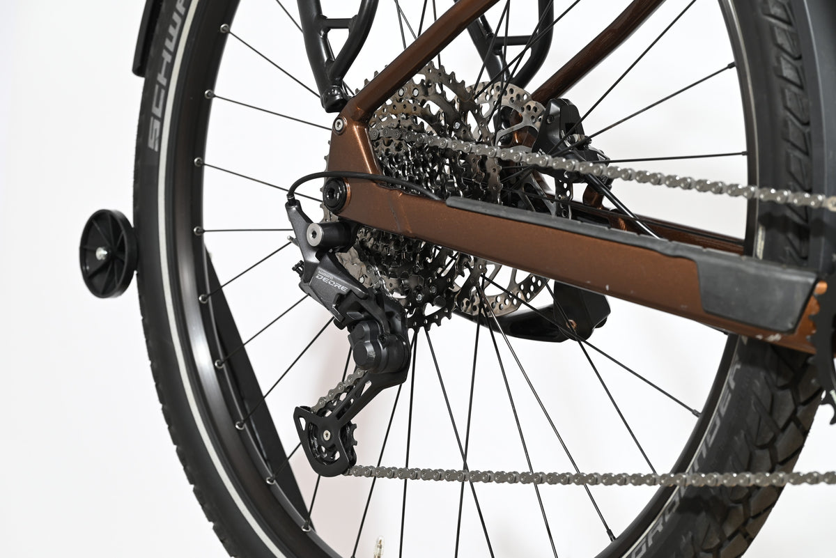 Gros plan sur la transmission Shimano Deore et la roue arrière du vélo électrique Focus Aventura 6.8 chez Loop Sports