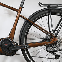 Gros plan sur le cadre en bronze du vélo électrique Focus Aventura 6.8 chez Loop Sports avec moteur Bosch Performance CX