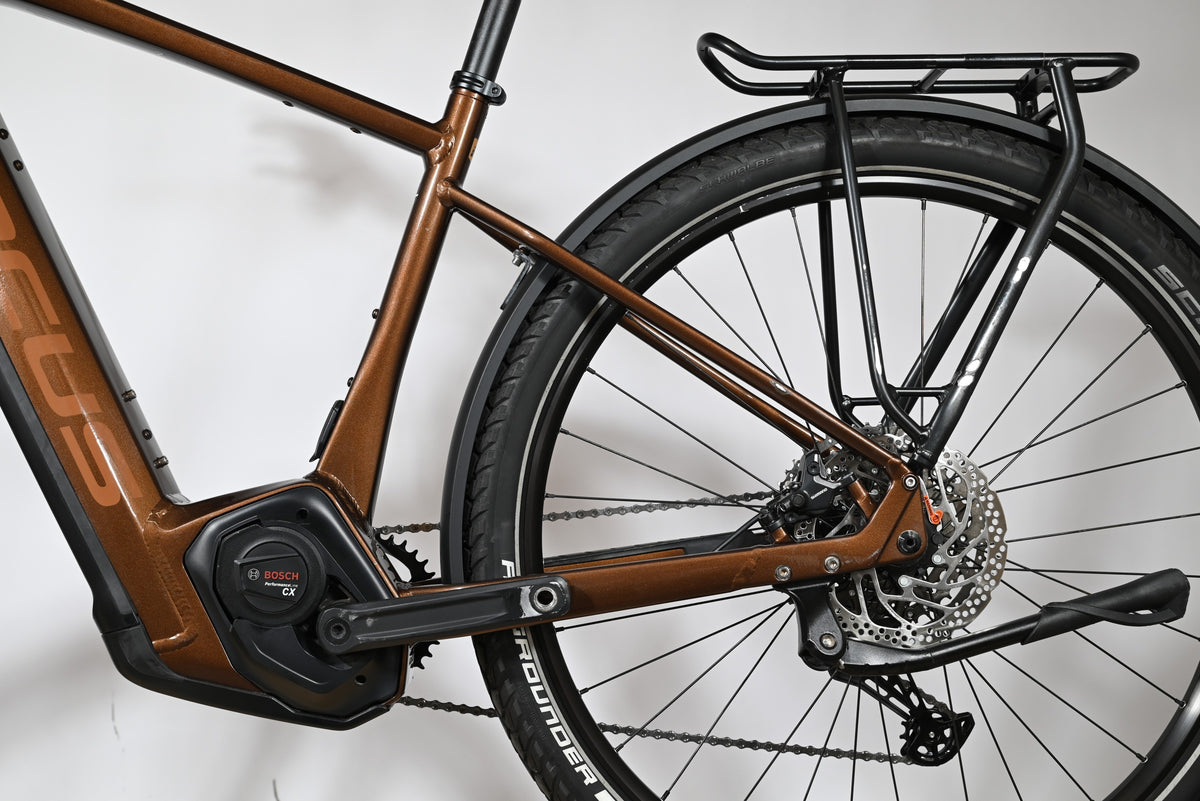 Gros plan sur le cadre en bronze du vélo électrique Focus Aventura 6.8 chez Loop Sports avec moteur Bosch Performance CX