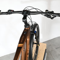 Vue de dessus du guidon et du cadre marron du vélo électrique Loop Sports Focus Aventura 6.8 avec écran Bosch