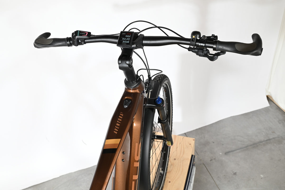 Vue de dessus du guidon et du cadre marron du vélo électrique Loop Sports Focus Aventura 6.8 avec écran Bosch