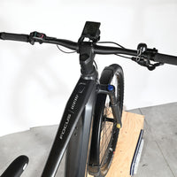 Vue plongeante du guidon et cadre noir du vélo électrique Focus Aventura 6.7 de Loop Sports avec écran Bosch