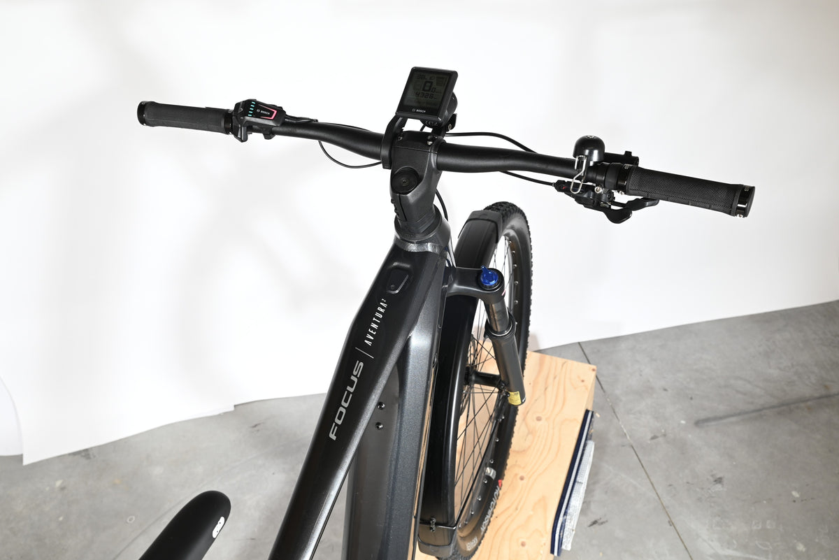 Vue plongeante du guidon et cadre noir du vélo électrique Focus Aventura 6.7 de Loop Sports avec écran Bosch