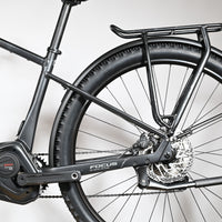 Gros plan sur la roue arrière et le moteur Bosch Performance CX du vélo électrique Loop Sports Focus Aventura 6.7