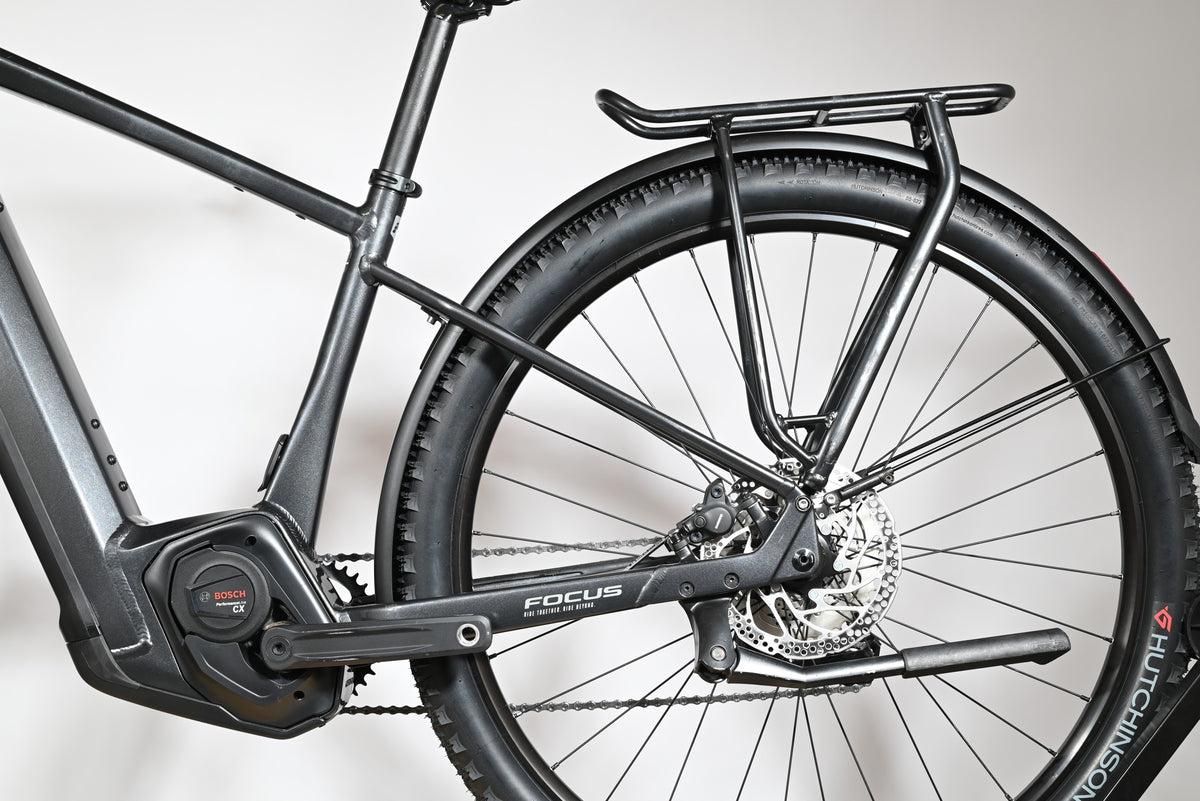 Gros plan sur la roue arrière et le moteur Bosch Performance CX du vélo électrique Loop Sports Focus Aventura 6.7