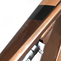 Gros plan sur le cadre en aluminium bronze du vélo électrique Focus Thron 6.8 EQP de Loop Sports avec rayures visibles