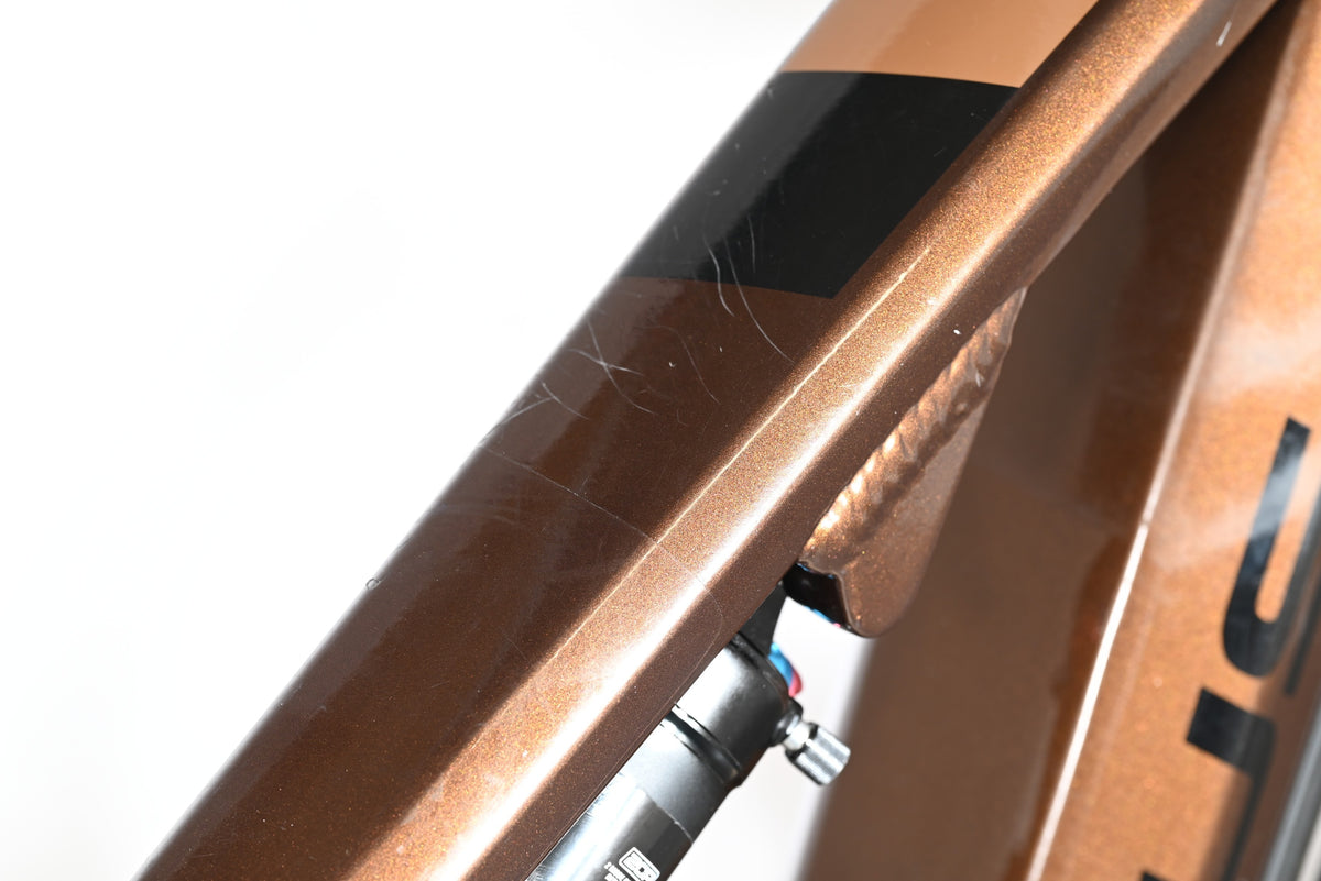 Gros plan sur le cadre en aluminium bronze du vélo électrique Focus Thron 6.8 EQP de Loop Sports avec rayures visibles