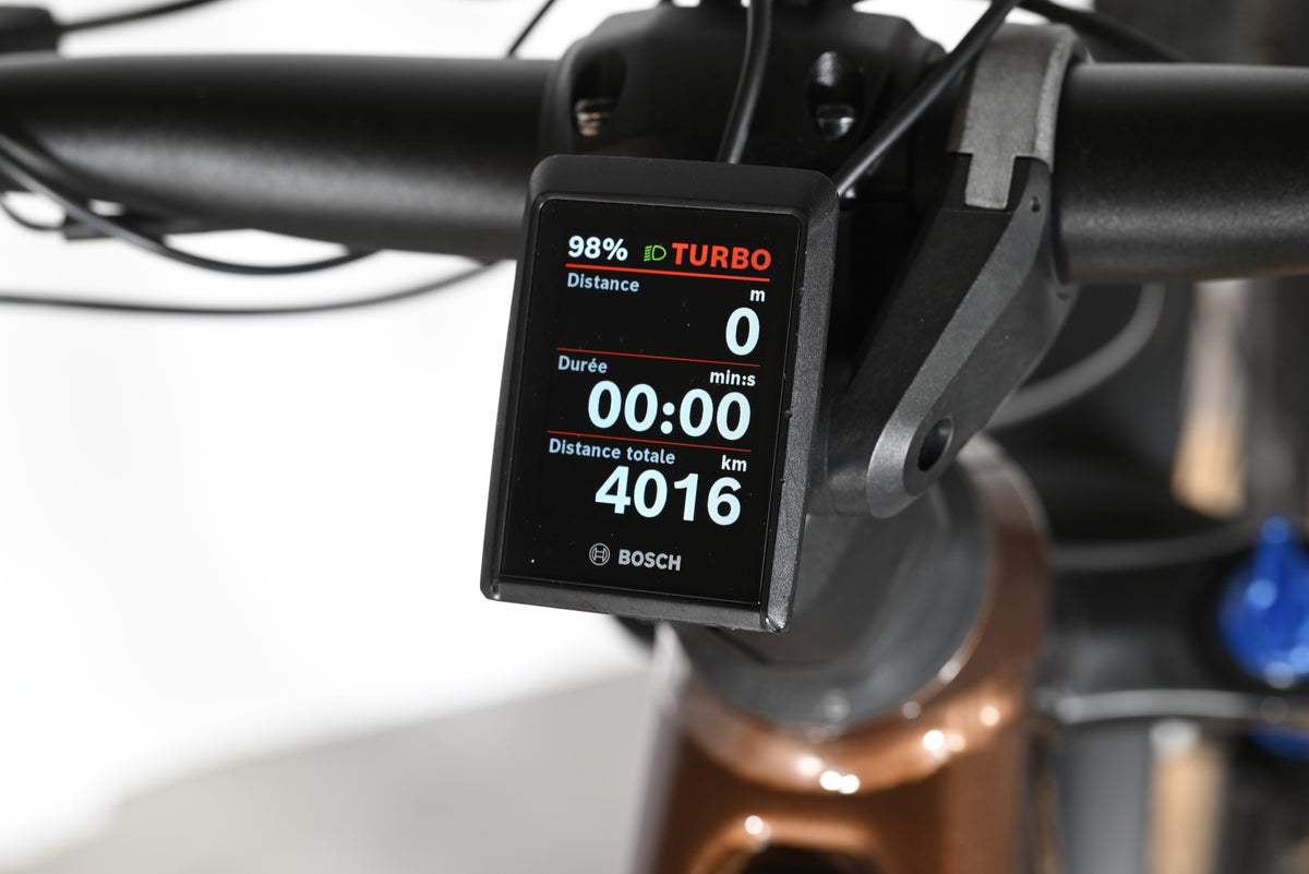 Écran de contrôle Bosch Kiox 300 sur le guidon du vélo électrique Loop Sports Focus Thron 6.8 EQP