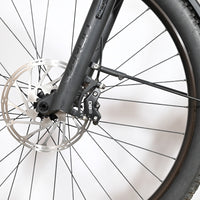 Gros plan sur le frein à disque hydraulique et la fourche noire du vélo électrique Loop Sports Focus Thron 6.8 EQP