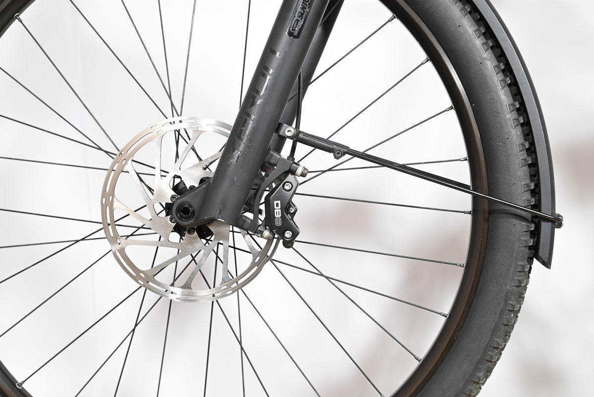 Gros plan sur le frein à disque hydraulique et la fourche noire du vélo électrique Loop Sports Focus Thron 6.8 EQP