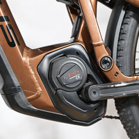 Moteur Bosch Performance Line CX sur cadre de VTT électrique Focus Thron 6.8 EQP couleur bronze chez Loop Sports