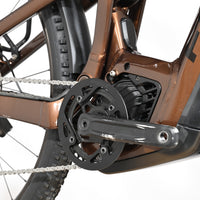 Gros plan sur le moteur et le pédalier du vélo électrique Focus Thron 6.8 EQP marron de Loop Sports