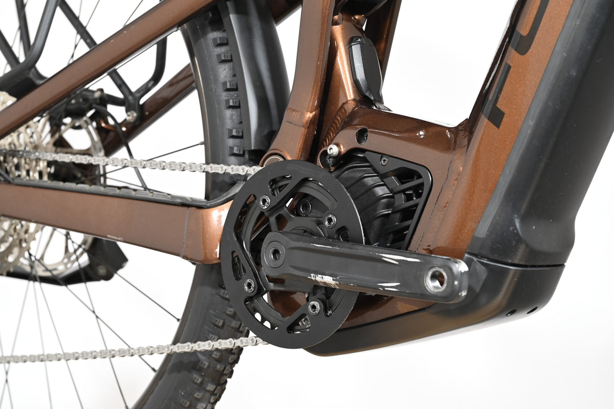 Gros plan sur le moteur et le pédalier du vélo électrique Focus Thron 6.8 EQP marron de Loop Sports