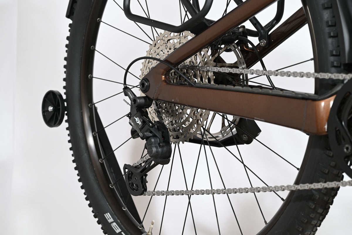 Gros plan sur la transmission et la roue arrière du vélo électrique Focus Thron 6.8 EQP de Loop Sports