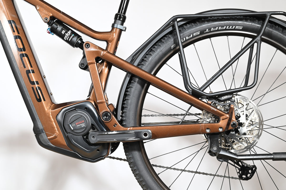 Velo electrique tout-suspendu Loop Sports Focus Thron 6.8 EQP bronze avec moteur Bosch Performance CX et porte-bagages