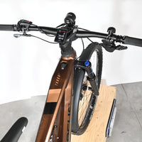 Vue plongeante du guidon et cadre marron du vélo électrique Focus Thron 6.8 EQP de Loop Sports avec écran Bosch