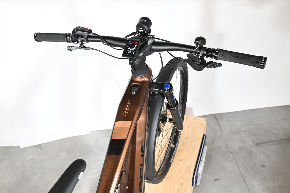 Vue plongeante du guidon et cadre marron du vélo électrique Focus Thron 6.8 EQP de Loop Sports avec écran Bosch