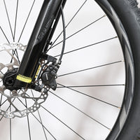 Gros plan sur le frein à disque hydraulique Shimano et la fourche SR Suntour du vélo électrique Loop Sports Giant Liv