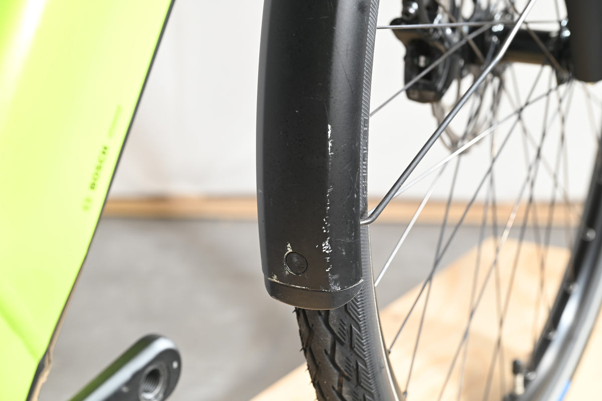 Garde-boue avant noir avec éraflures sur un vélo électrique Victoria eManufaktur 11.7 de Loop Sports