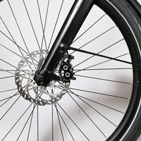 Gros plan sur le frein à disque hydraulique et la roue avant du vélo électrique Gazelle Avignon C380 HMB Loop Sports