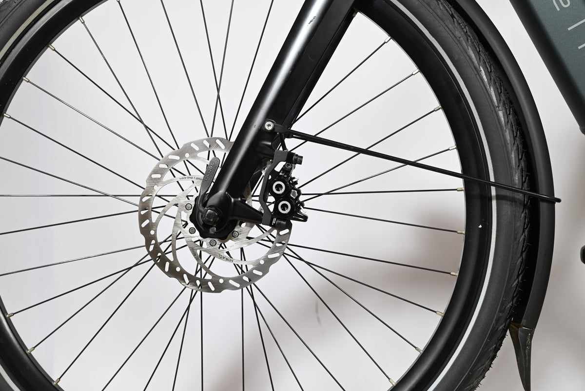 Gros plan sur le frein à disque hydraulique et la roue avant du vélo électrique Gazelle Avignon C380 HMB Loop Sports