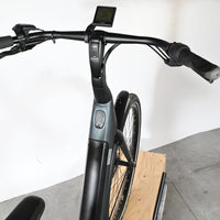 Vue rapprochée du guidon et de l'écran Bosch d'un vélo électrique Loop Sports Gazelle Avignon C380 HMB gris