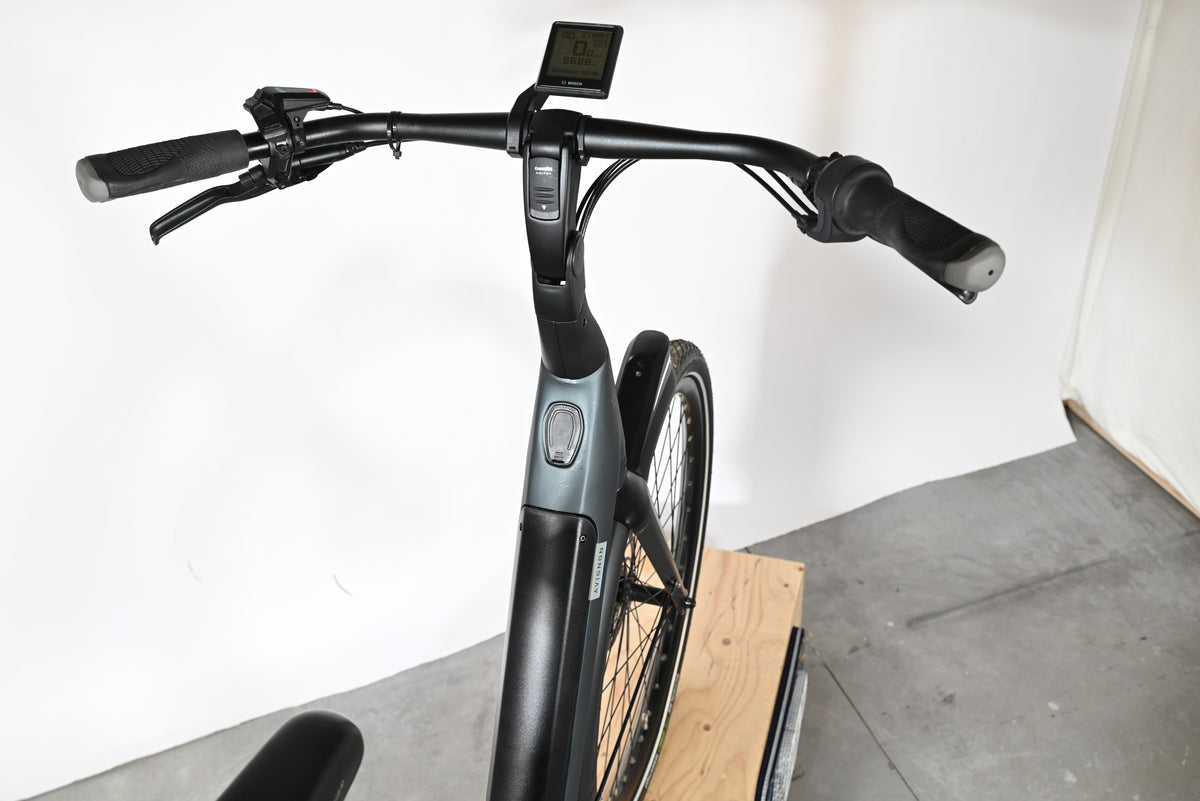 Vue rapprochée du guidon et de l'écran Bosch d'un vélo électrique Loop Sports Gazelle Avignon C380 HMB gris