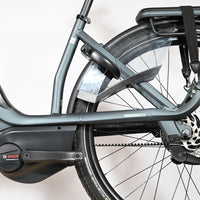 Gros plan sur le cadre et le moteur Bosch d'un vélo électrique Loop Sports Gazelle Avignon C380 HMB gris