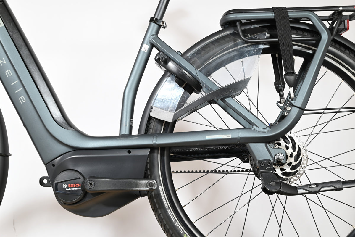 Gros plan sur le cadre et le moteur Bosch d'un vélo électrique Loop Sports Gazelle Avignon C380 HMB gris
