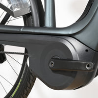 Gros plan sur le moteur central et le pédalier du vélo électrique Loop Sports Gazelle Avignon C380 HMB gris