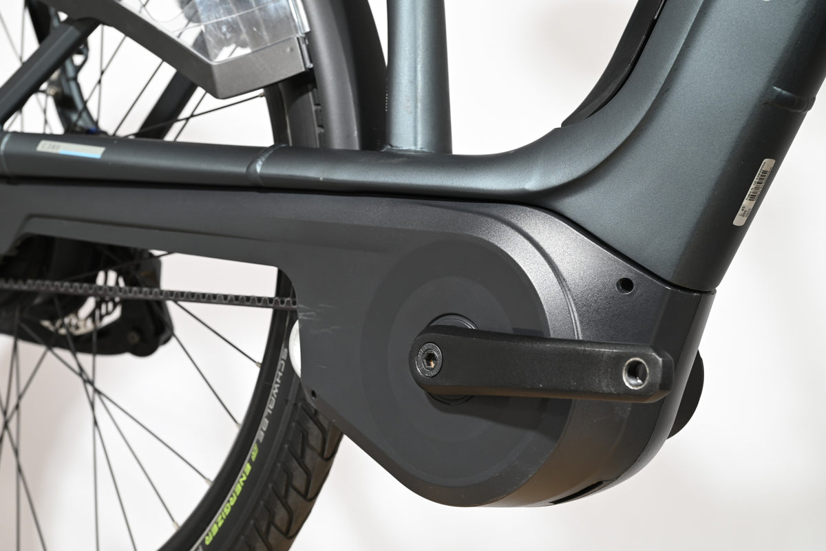 Gros plan sur le moteur central et le pédalier du vélo électrique Loop Sports Gazelle Avignon C380 HMB gris