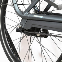 Gros plan sur la roue arrière et la transmission par courroie du vélo électrique Loop Sports Gazelle Avignon C380 HMB