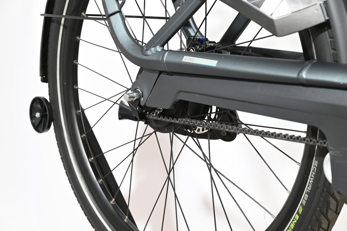 Gros plan sur la roue arrière et la transmission par courroie du vélo électrique Loop Sports Gazelle Avignon C380 HMB