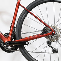 Gros plan sur la transmission et le frein à disque arrière du vélo de route Giant Defy Advanced 2 chez Loop Sports