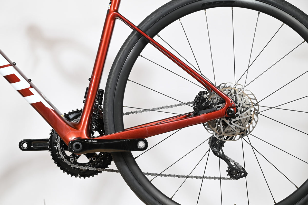 Gros plan sur la transmission et le frein à disque arrière du vélo de route Giant Defy Advanced 2 chez Loop Sports
