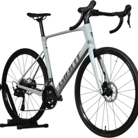 Vélo de route Loop Sports Giant Defy Advanced 3 2026 gris clair avec cadre en carbone et freins à disque
