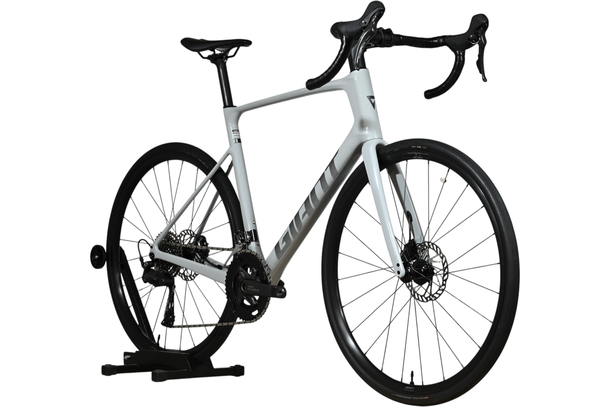 Vélo de route Loop Sports Giant Defy Advanced 3 2026 gris clair avec cadre en carbone et freins à disque
