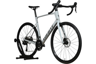 Vélo de route Loop Sports Giant Defy Advanced 3 2026 gris clair avec cadre en carbone et freins à disque