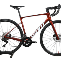Vélo de route Giant Defy Advanced 2 2025 rouge métallique chez Loop Sports sur un présentoir en bois