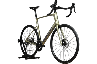 Vélo de route Giant Defy Advanced 2 2024 couleur champagne chez Loop Sports sur support en bois