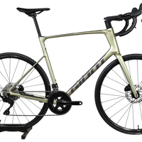 Vélo de route Giant Defy Advanced 2 2024 couleur vert olive chez Loop Sports, cadre en carbone, vue latérale