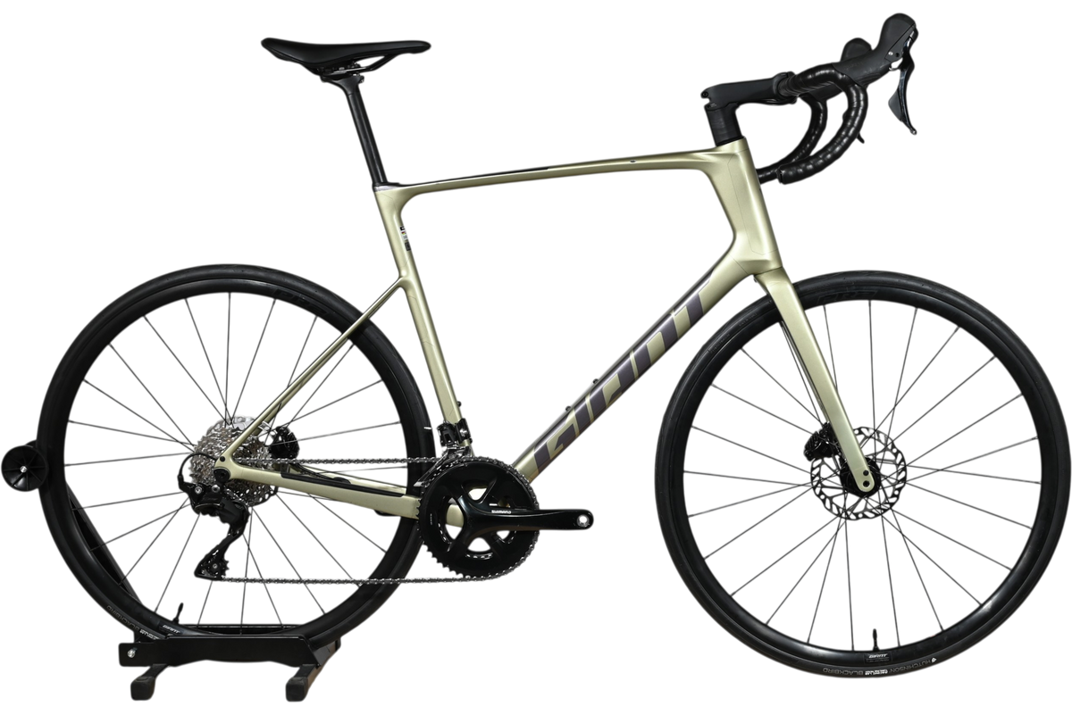 Vélo de route Giant Defy Advanced 2 2024 couleur vert olive chez Loop Sports, cadre en carbone, vue latérale
