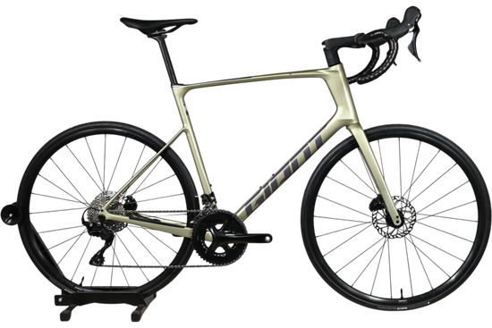 Vélo de route Giant Defy Advanced 2 2024 couleur vert olive chez Loop Sports, cadre en carbone, vue latérale