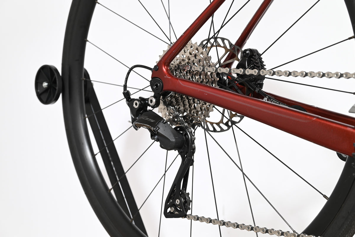 Transmission arrière et dérailleur Shimano 105 sur vélo de route Loop Sports Giant Defy Advanced 2 rouge